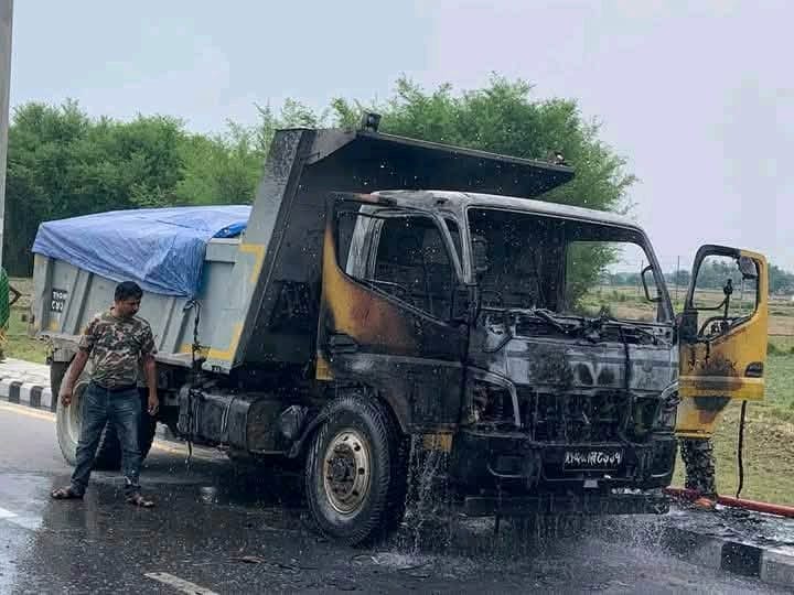 गुडिरहेको टिपरमा आगलागी भएको छ