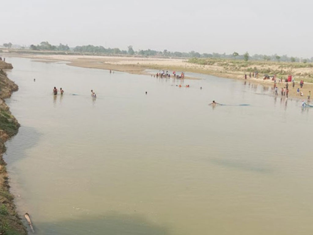 दानव नदीमा डुबेर तीन बालक बेपत्ता