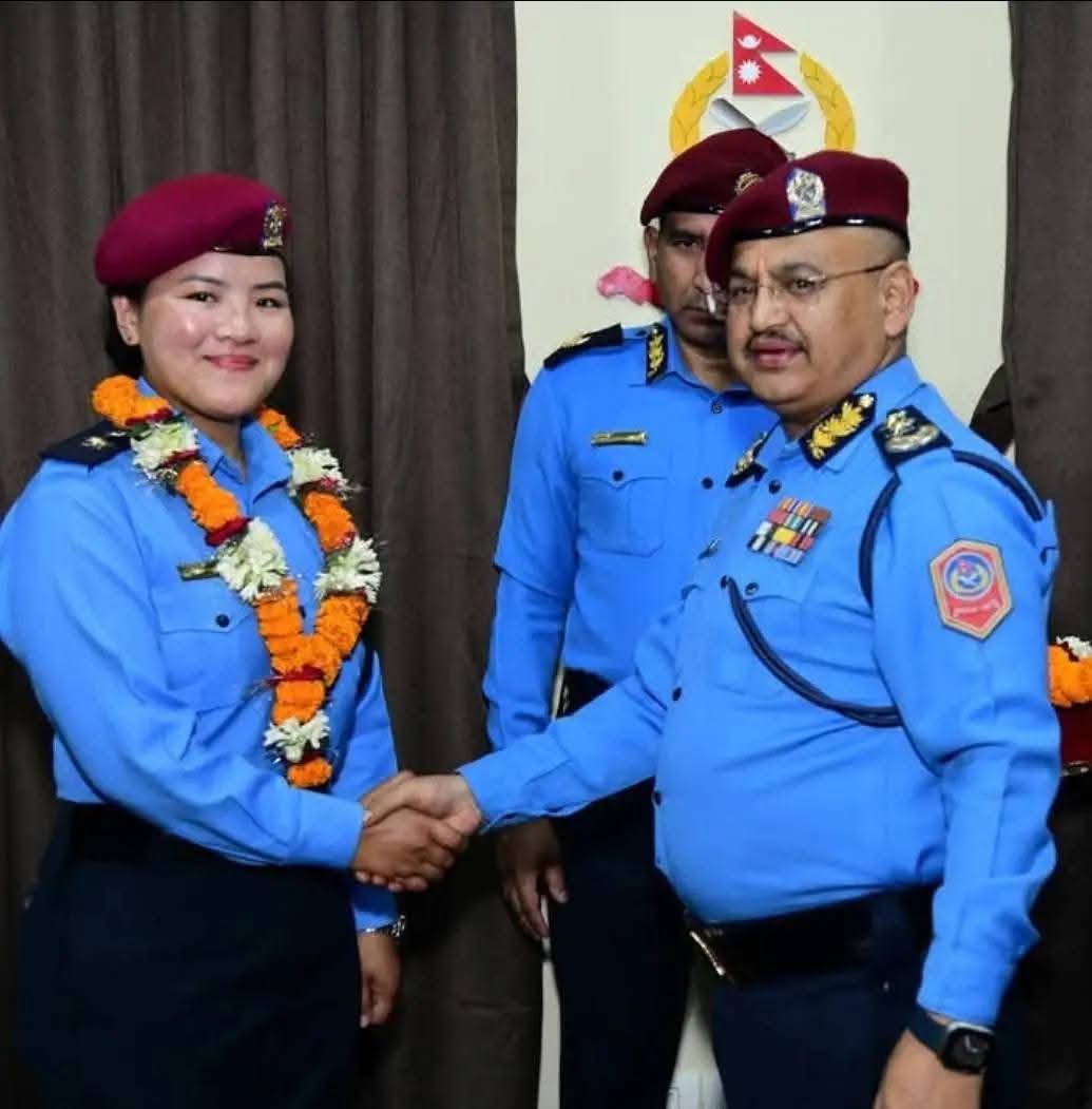आईजीपी दीपक थापाद्वारा सगरमाथा आरोहण गरेकी असई कुन्जाङ शेर्पाको विशेष बढुवा ।