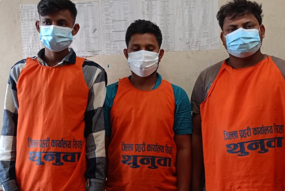 सिरहा प्रहरी द्वारा लागूऔषध सहित तीन जनालाई पक्राउ ।
