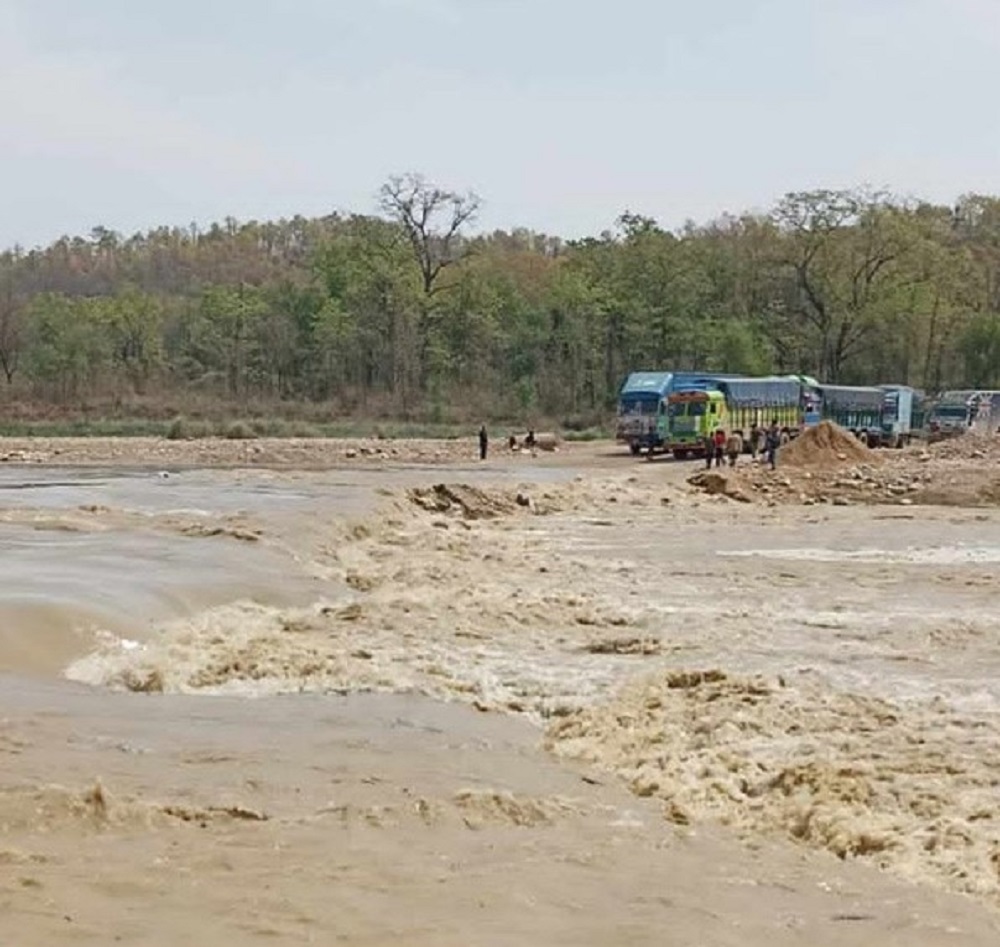 पूर्वपश्चिम राजमार्गअन्तर्गत नारायणघाट–बुटवल सडक खण्डमा पर्ने नवलपरासी पूर्वको दुम्कीबासमा बाढीले डाइभर्सन बगाउँदा राजमार्ग अवरुद्ध