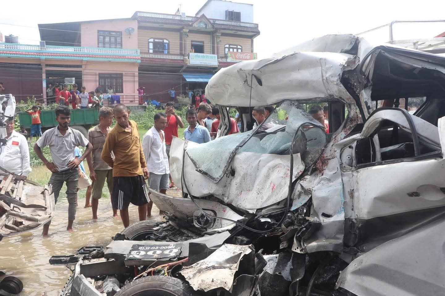 चितवनको राप्तीमा बस र इभी गाडी ठोक्किँदा एक गर्भवतीसहित सात जनाको मृ#त्यु।