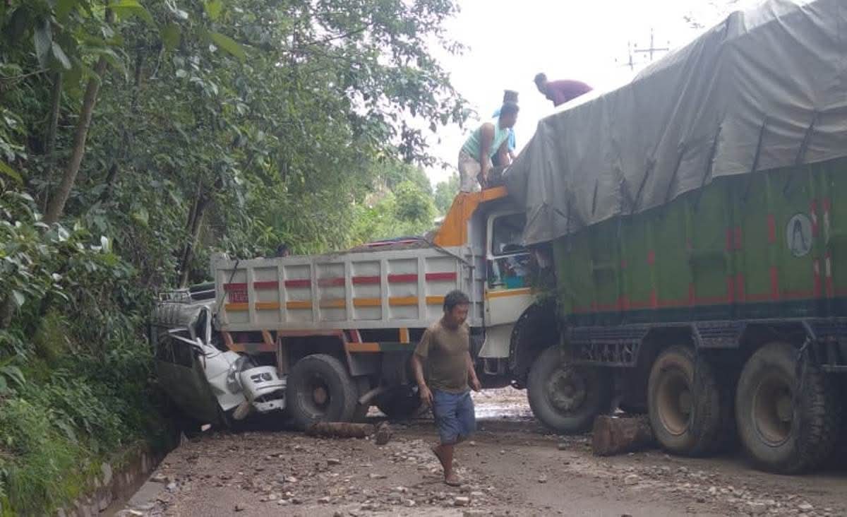 धनकुटामा एकैपटक ४ वटा सवारीसाधन ठोक्किएर दुर्घटना हुँदा सडक अवरुद्ध भएको छ ।