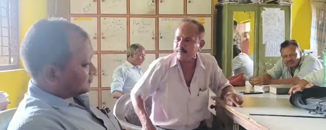 अभद्र व्यवहार गरेको भन्दै दुईजनालाई पक्राउ पुर्जी जारी एकजनालाई प्रहरी पक्राउ गरिसकेको र एकजना फरार रहेको ।
