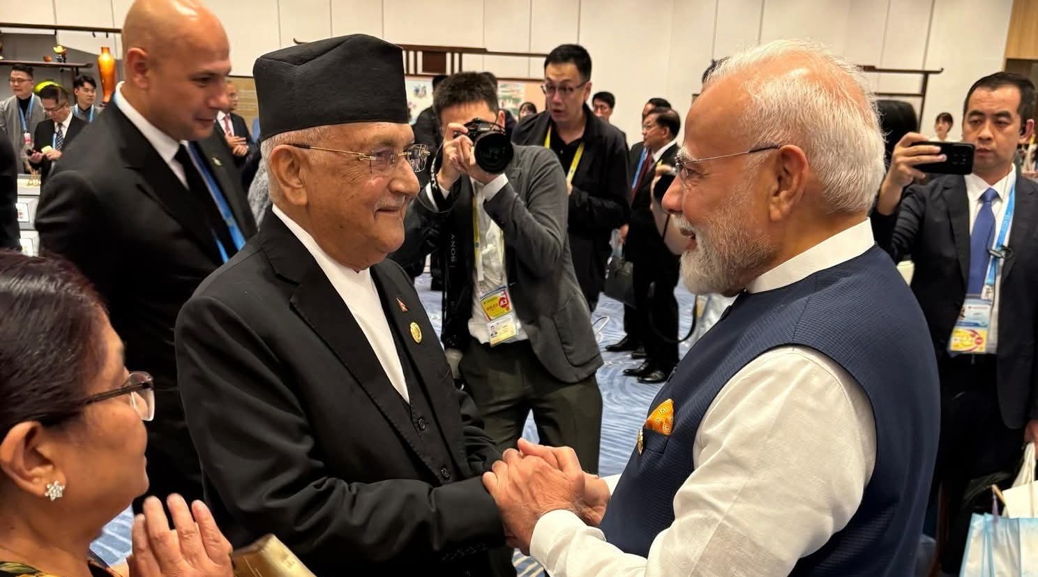 तिआन्जिनमा प्रधानमन्त्री ओली र भारतीय प्रधानमन्त्री मोदीबीच भेटघाट ।