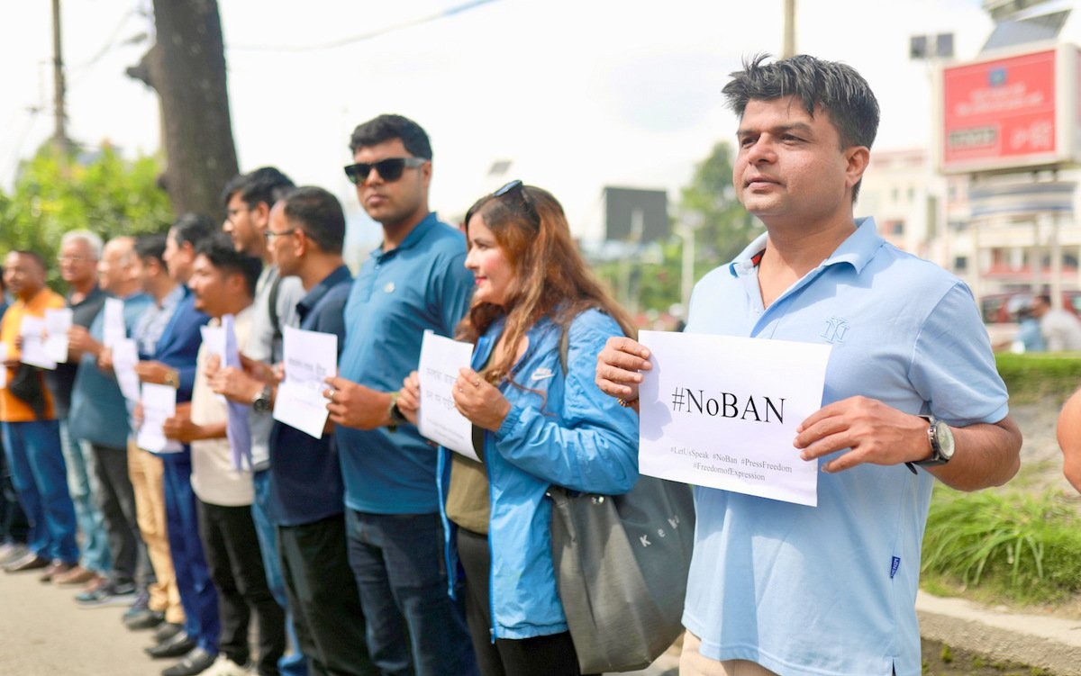 सामाजिक सञ्जालमाथि लगाइएको प्रतिबन्धको विरोधमा माइतीघरमा प्रदर्शन