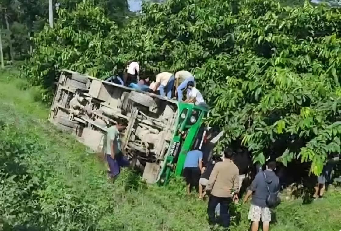 झापाको बिर्तामोडमा बस दुर्घटना, दुईको मृत्यु, १३ जना घाइते ।