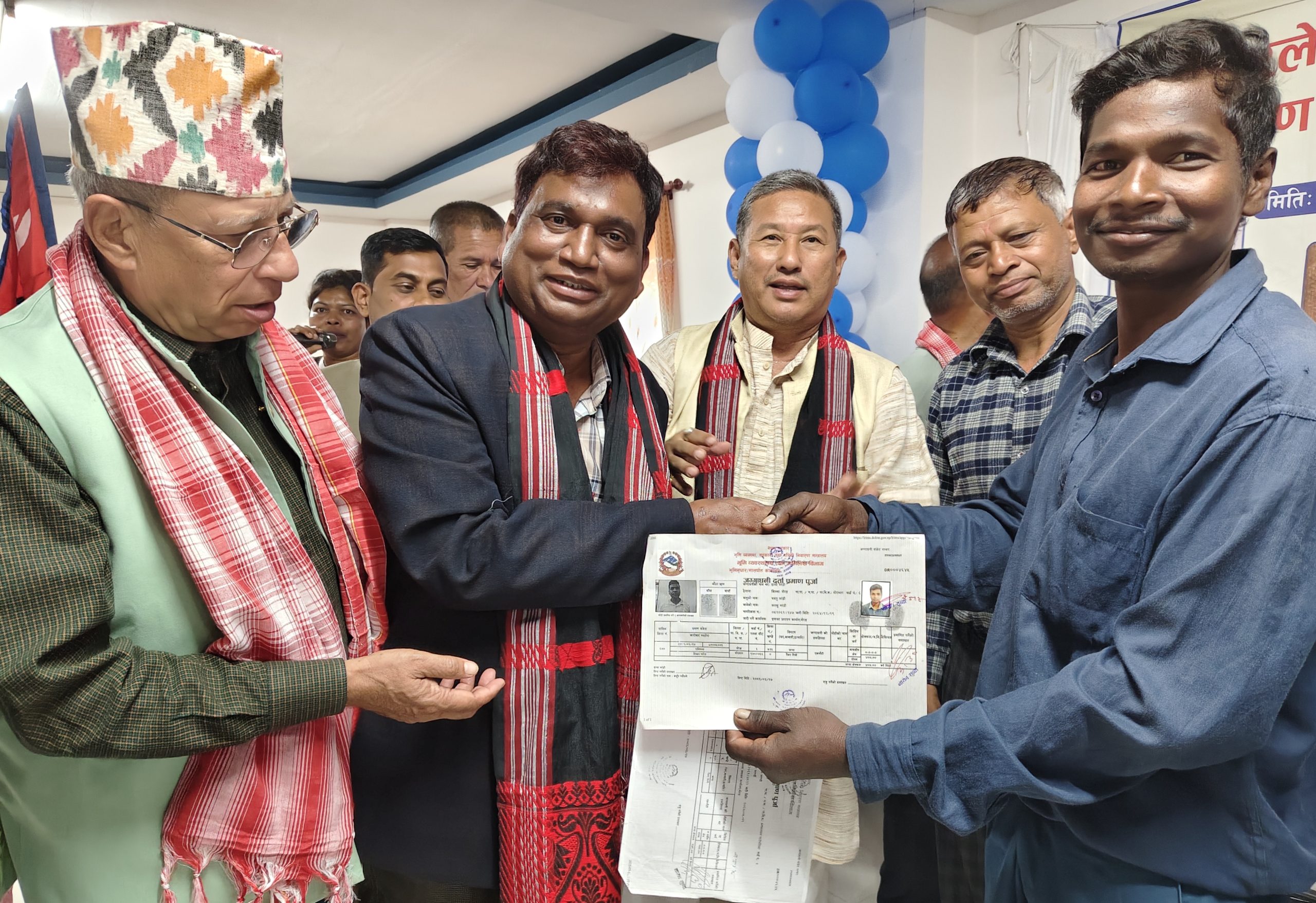 मोरङको धनपालथान गाउँपालिका वडा नं ३ डकुवा डगाँमा पुरानो जग्गा विवाद टुंग्याउँदै २३ परिवारलाई लालपुर्जा वितरण ।