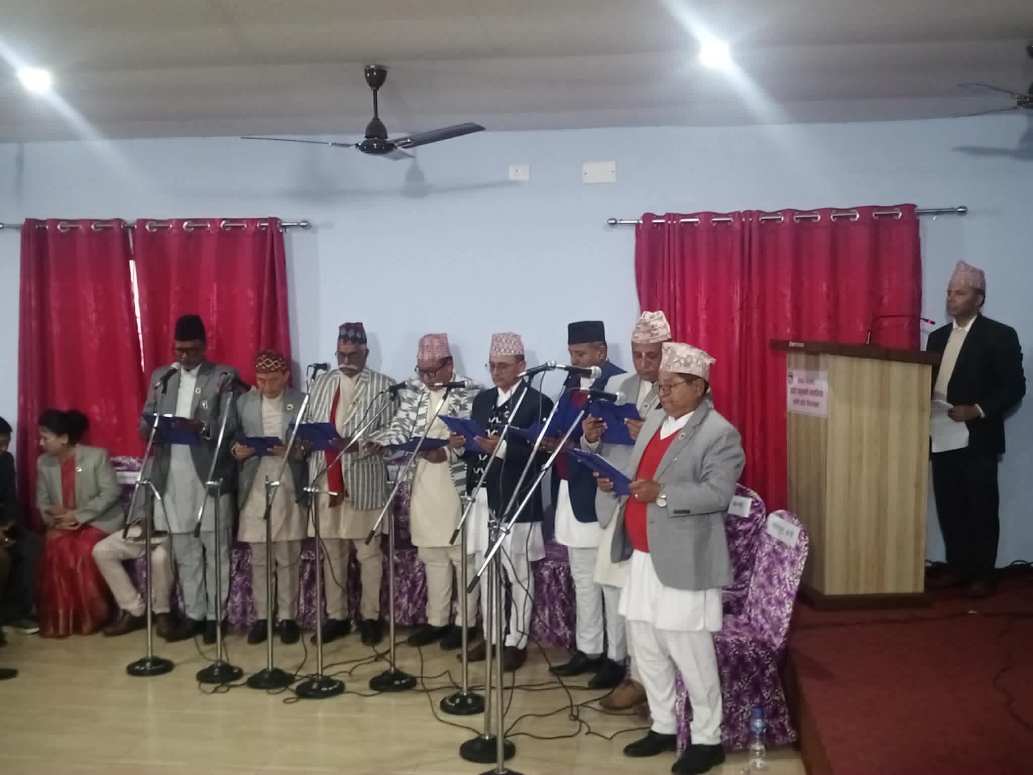कोशी प्रदेशका १० नवनियुक्त मन्त्रीले लिए शपथ ।