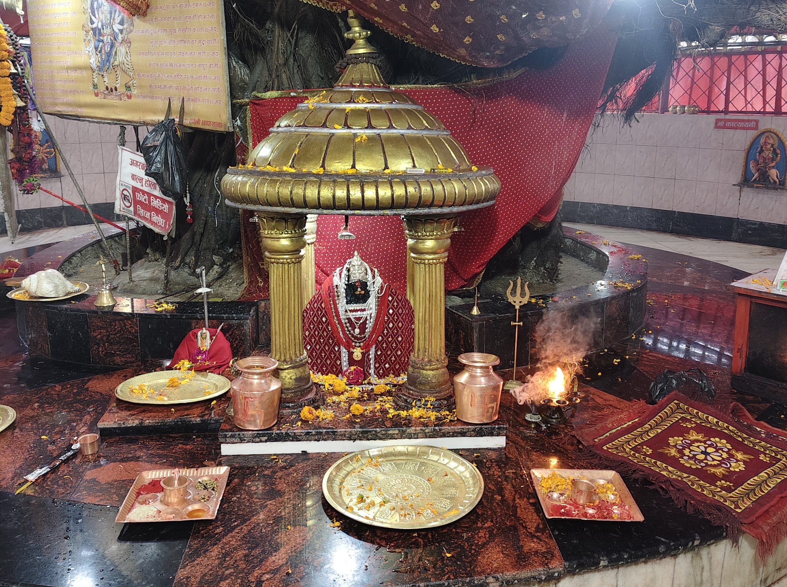 रङ्गेली–७ को ऐतिहासिक मन्दिर व्यवस्थापनमा लापरबाही, चोरीपछि पनि सुधार नआएको स्थानीयको गुनासो ।