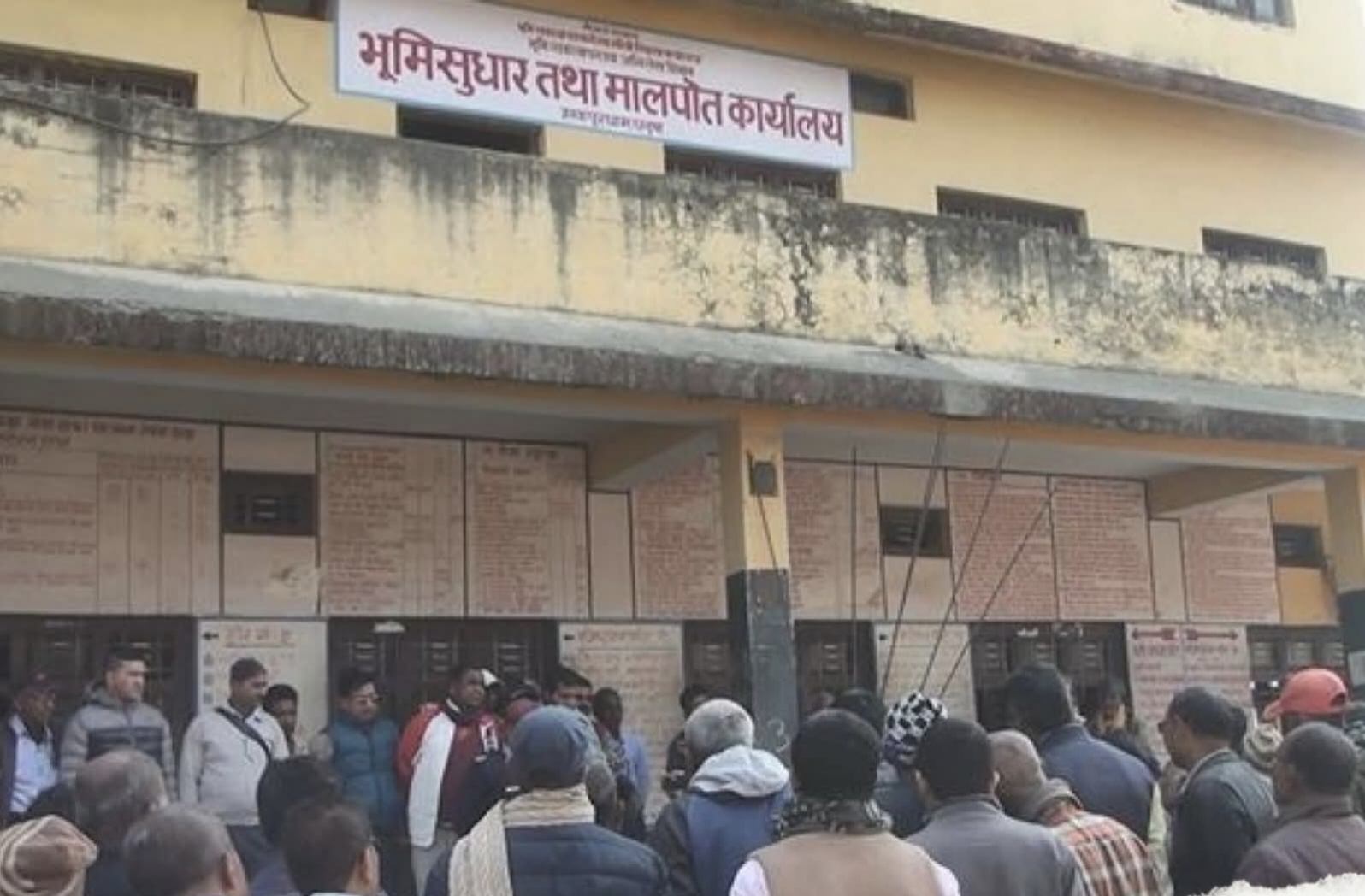 जनकपुर मालपोत कार्यालयबाट पाँच बिचौलिया पक्राउ ।