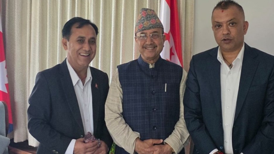 गगन थापा र विश्वप्रकाश शर्मा बुधबार बिहान पूर्णबहादुर खड्का को गोल्फुटारस्थित निवासमा पुगेर करिब साढे एक घण्टा छलफल गरे ।