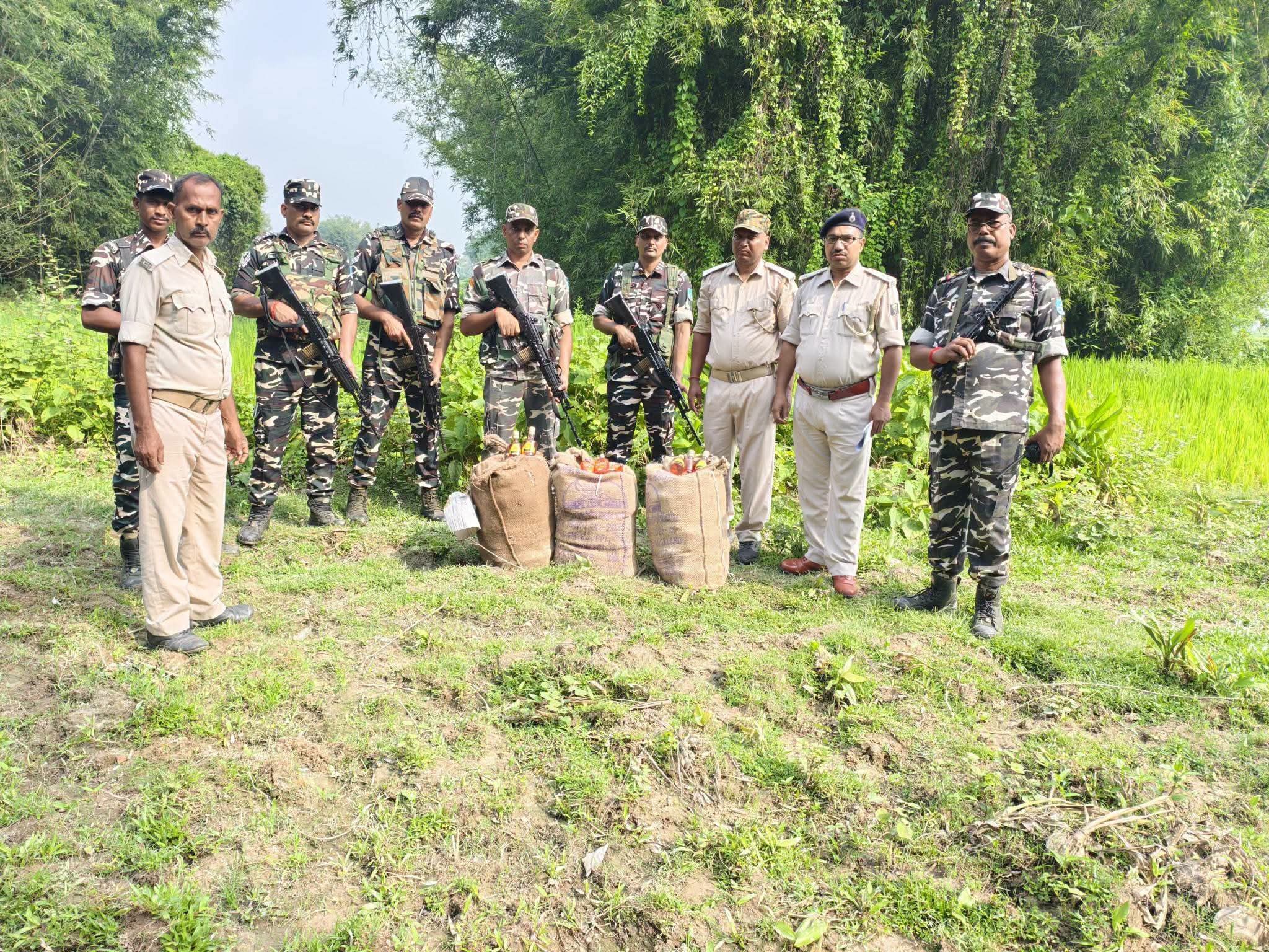 सिकटीमा झाडीबाट ७५ लिटर नेपाली मदिरा बरामद, तस्करको खोजी जारी ।