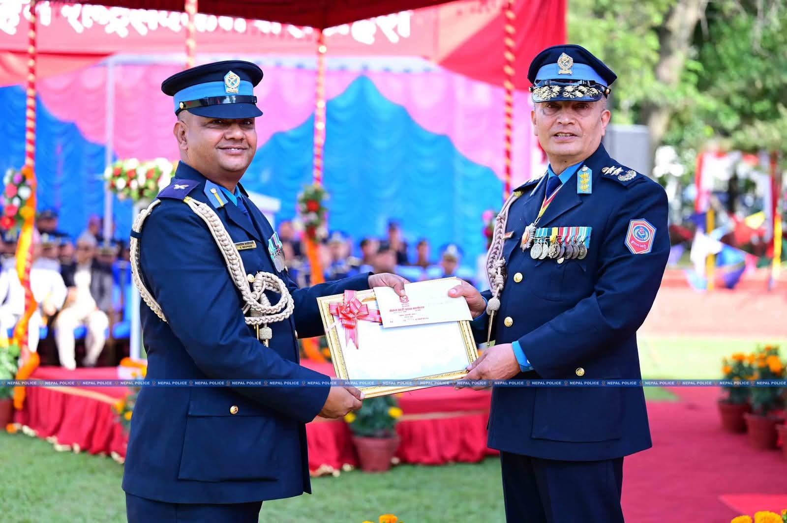 जिल्ला ट्राफिक प्रहरी कार्यालय मोरङ POLICE BATON मा प्रथम, प्रहरी निरीक्षक सन्तोष न्यौपाने सर्वोत्कृष्ट प्रमुख ।
